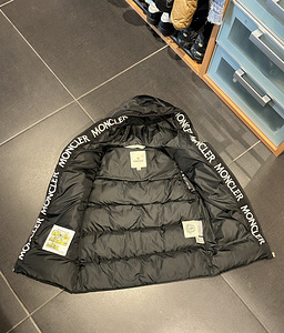Moncler vest (1 foto / 4)