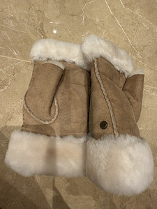 UGG soojad labakindad, suurus M (1 foto / 4)