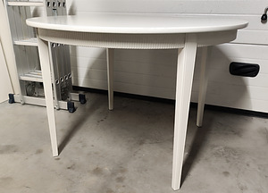 Imeilus valge söögilaud (2 foto / 7)