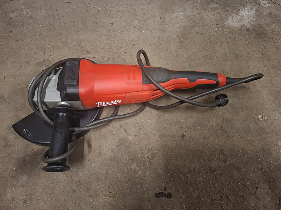 Milwaukee AG22-230 – угловая шлифовальная машина 2200 W / 230 mm