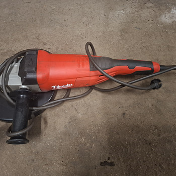 Milwaukee AG22-230 – угловая шлифовальная машина 2200 W / 230 mm