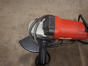 Milwaukee AG22-230 – угловая шлифовальная машина 2200 W / 230 mm (2 фото из 4)