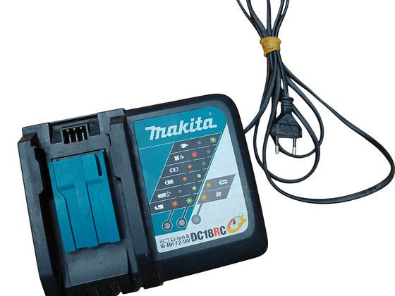 Зарядка Makita DC18RC