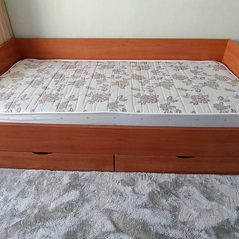 Voodi sahtlite ja madratsiga