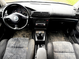 Volkswagen Passat (6 foto / 15)