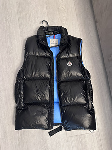 Moncler (1 foto / 2)