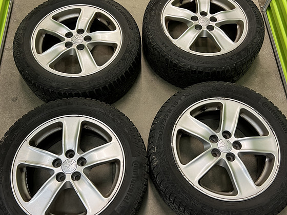 Оригинальные литые диски Toyota 16" + Continental IceContact 2