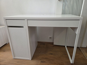 Письменный стол Ikea MICKE (1 фото из 4)
