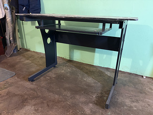 Kirjutus/arvuti laud klaas+metall+mdf (4 foto / 7)
