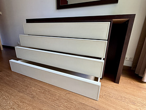 Magamistoa komplekt: öökapp, kummut, voodi, peegel (2 foto / 10)