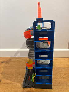 Hot Wheels Stunt Garage — suur garaaž-parking mänguautodele (3 foto / 5)