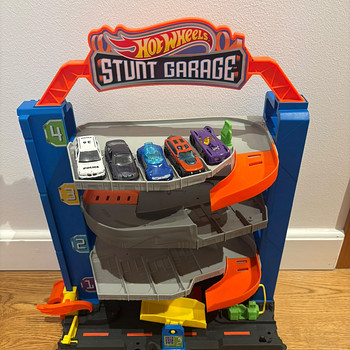 Hot Wheels Stunt Garage — suur garaaž-parking mänguautodele