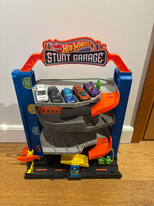 Hot Wheels Stunt Garage — suur garaaž-parking mänguautodele (5 foto / 5)