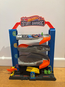 Hot Wheels Stunt Garage — suur garaaž-parking mänguautodele (2 foto / 5)