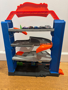 Hot Wheels Stunt Garage — suur garaaž-parking mänguautodele (4 foto / 5)