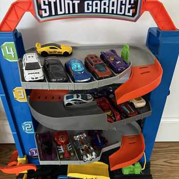 Hot Wheels Stunt Garage — большой гараж-парковка для машинок