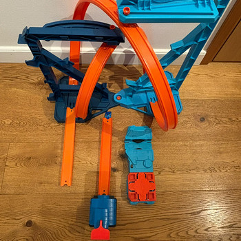 Hot Wheels rada topeltsilmuse ja stardiseadmega