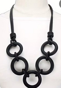 Модное украшение из силикона (2 фото из 2)