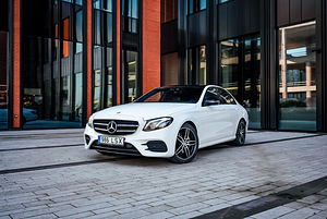 Mercedes-Benz E 220 AMG Styling Night Package (3 фото из 15)