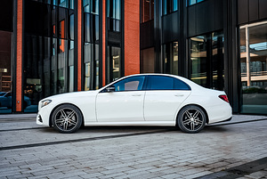 Mercedes-Benz E 220 AMG Styling Night Package (4 фото из 15)