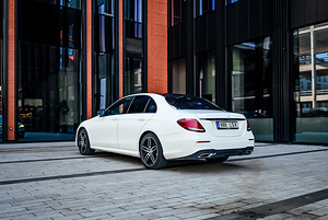 Mercedes-Benz E 220 AMG Styling Night Package (5 фото из 15)