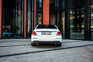 Mercedes-Benz E 220 AMG Styling Night Package (6 фото из 15)