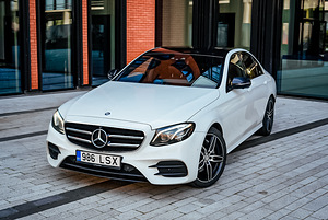 Mercedes-Benz E 220 AMG Styling Night Package (1 фото из 15)
