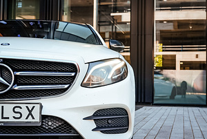Mercedes-Benz E 220 AMG Styling Night Package (8 фото из 15)