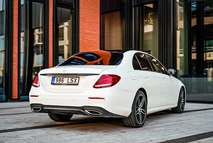 Mercedes-Benz E 220 AMG Styling Night Package (9 фото из 15)