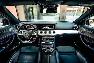 Mercedes-Benz E 220 AMG Styling Night Package (12 фото из 15)