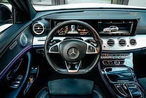Mercedes-Benz E 220 AMG Styling Night Package (13 фото из 15)