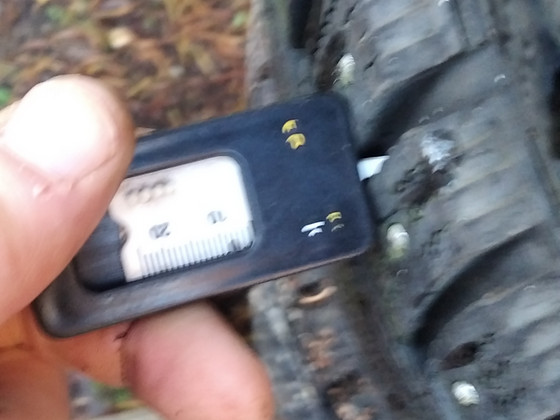 Продам 2 зимние шины 215/50r17