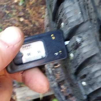 Продам 2 зимние шины 215/50r17