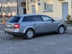 AUDI A4 AVANT (6 foto / 10)