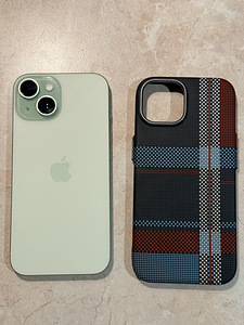 iPhone 15 (1 foto / 3)