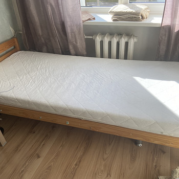 Продам односпальную кровать с матрасом