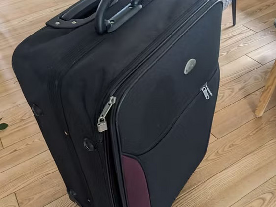 В хорошем состоянии вместительный дорожный чемодан Baggage примерно 35x50x77 см