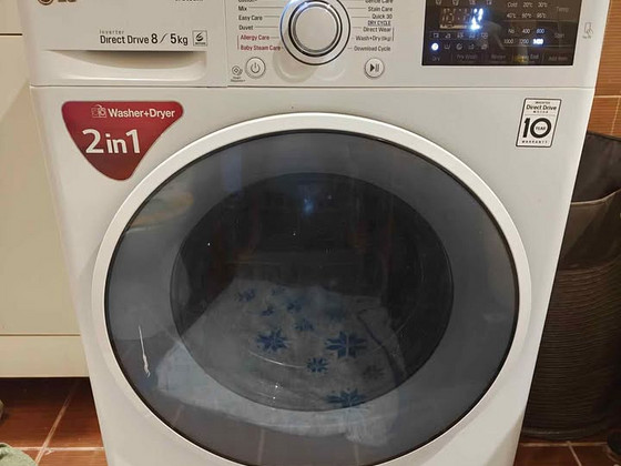 Стирально-сушильная машина LG F4J6TGDW (8 kg)