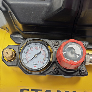 Компрессор Stanley DST 100/8/6 (3 фото из 5)