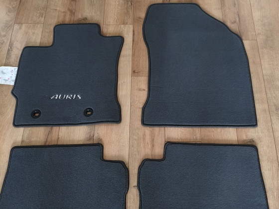 Toyota Auris -новые коврики.