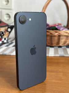 iPhone 16e (4 foto / 9)