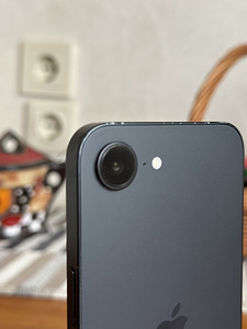 iPhone 16e (6 foto / 9)