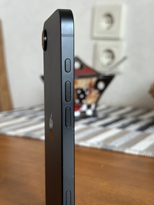 iPhone 16e (7 foto / 9)