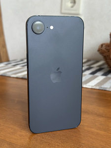 iPhone 16e (8 foto / 9)