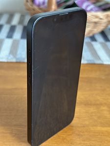 iPhone 16e (9 foto / 9)