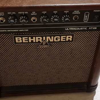Behringer Ultracoustic AT108 võimendi