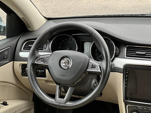 SKODA SUPERB (9 foto / 11)