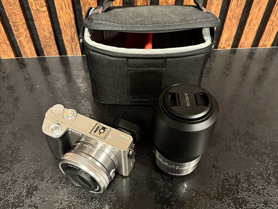 Sony A6000 + kaks objektiivi ja kaamerakott