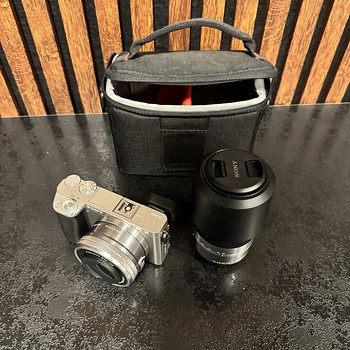 Sony A6000 + два объектива и сумка для фотоаппарата