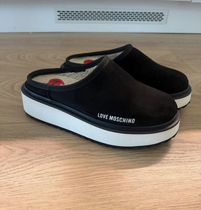 Moschino ugg stiilis soojad kingad (2 foto / 3)